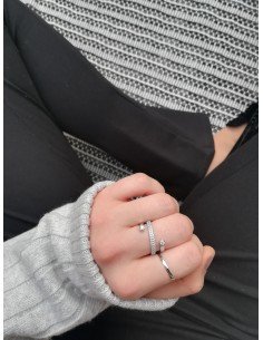 Sortija en plata de primera ley engastada con circonitas 2