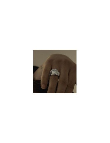 Anillo ancho de cintas entrelazadas con circonitas