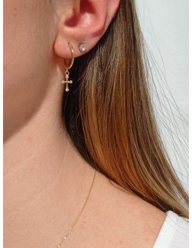 Pendientes de aro con una cruz colgante en oro...