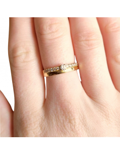 Anillo oro liso y pedrería 2