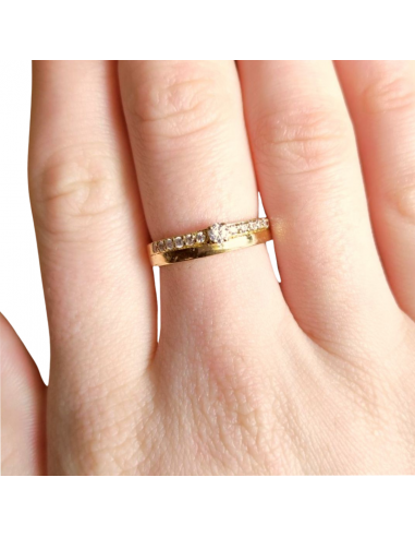 Anillo oro liso y pedrería